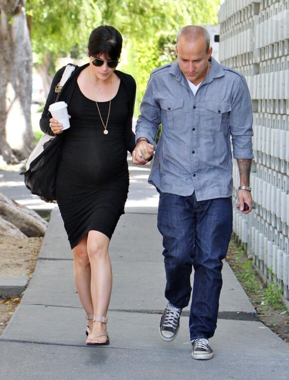 Selma Blair et son compagnon Jason Bleick dans les rues de Los Angeles le 10 mai 2011. L'actrice accompagnée de son ami se rendait à son rendez-vous hebdomadaire chez le médecin.