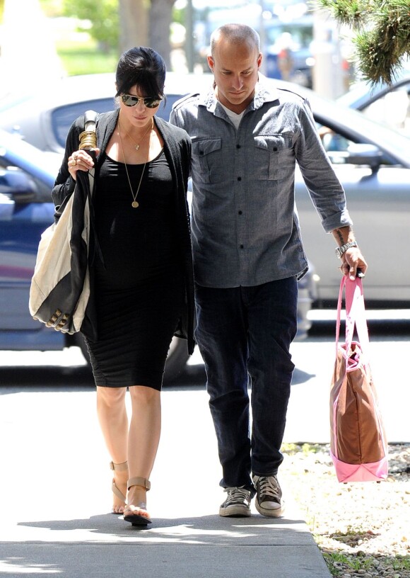 Selma Blair et son compagnon Jason Bleick dans les rues de Los Angeles le 10 mai 2011. Le couple se rendait au rendez-vous gynécologique de l'actrice qui va accoucher dans quelques jours. 
