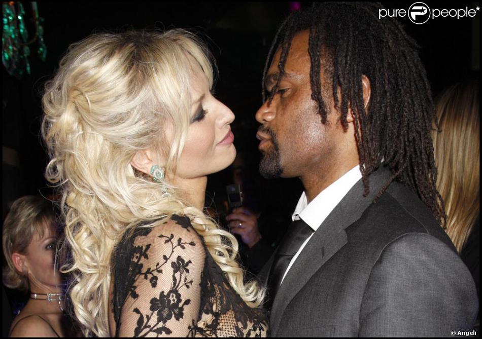 Adriana karembeu mesure 1,85 m, mais possède surtout la plus grande paire de jambes du monde de la mode avec 1,24 m de long ! Adriana et Christian Karembeu se sont mariés en décembre ...