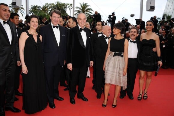 Xavier Darcos, Frédéric Mitterrand et une partie du protocole, lors de la cérémonie d'ouverture du 64ème Festival de Cannes, le 11 mai 2011.