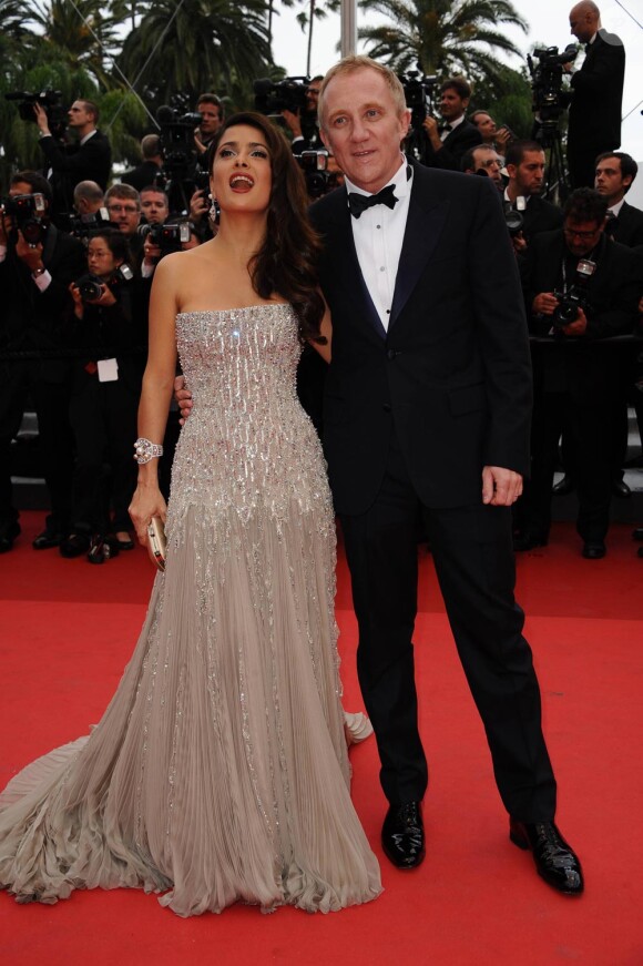 Une Salma Hayek magnifique accompagnée de son mari François Pinault à l'ouverture du Festival de Cannes 2011