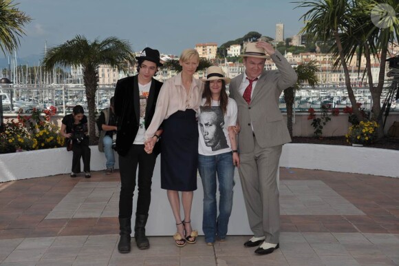 Ezra Miller, Tilda Swinton, Lynne Ramsay et John C. Reilly lors du photocall de We need to talk about Kevin, en sélection officielle au 64e Festival de Cannes, le 12 mai 2011.