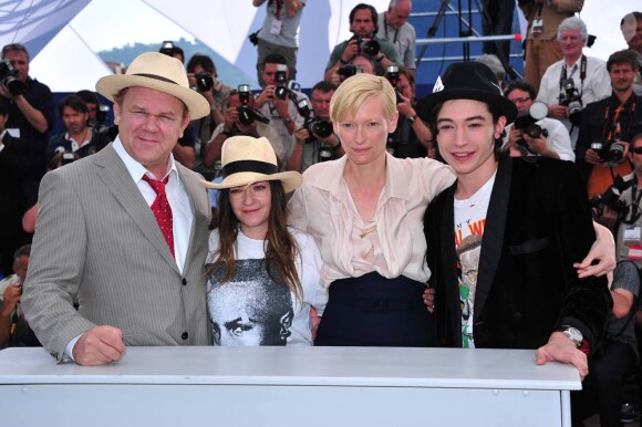 Ezra Miller, Tilda Swinton, Lynne Ramsay et John C. Reilly lors du photocall de We need to talk about Kevin, en sélection officielle au 64e Festival de Cannes, le 12 mai 2011.