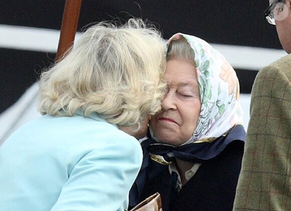 La reine Elizabeth II et Camilla très complices au Royal Windsor Horse Show, le 12 mai 2011.