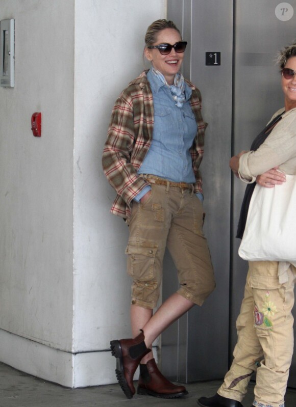 Sharon Stone se promène avec un drôle de look dans les rues de Beverly Hills en compagnie d'une amie le 13 mai 2011