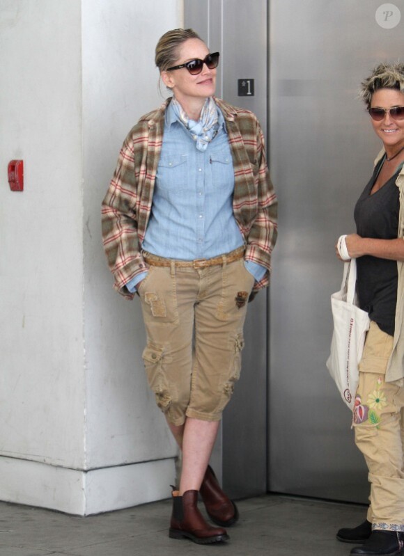 Sharon Stone se promène avec un drôle de look dans les rues de Beverly Hills en compagnie d'une amie le 13 mai 2011