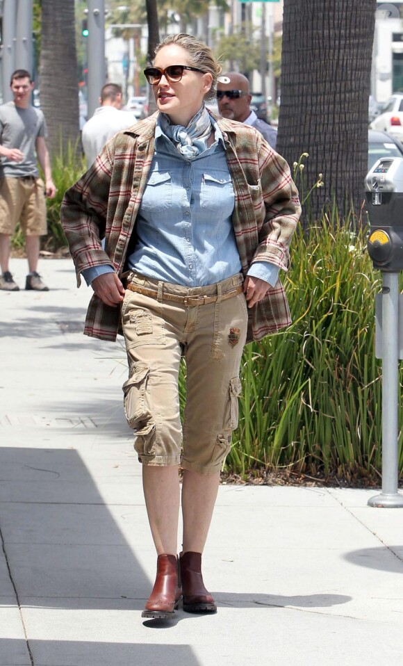 Sharon Stone se promène à Beverly Hills le 13 mai 2011
