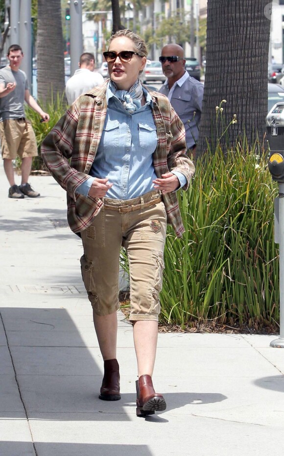 Sharon Stone se promène à Beverly Hills le 13 mai 2011