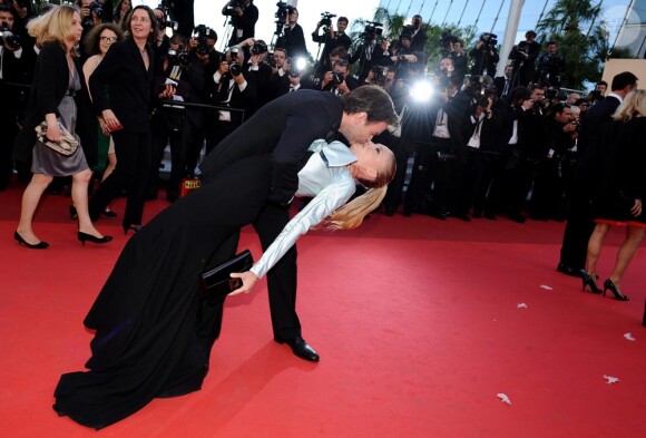Clovis Cornillac et sa compagne Lilou s'embrassent fougueusement lors de la projection de The Artist. 15 mai 2011