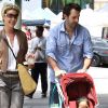 Katherine Heigl accompagnée de son mari Josh Kelley et leur fille Naleigh de presque trois ans à Los Angeles dans un marché fermier, le 8 mai 2011.