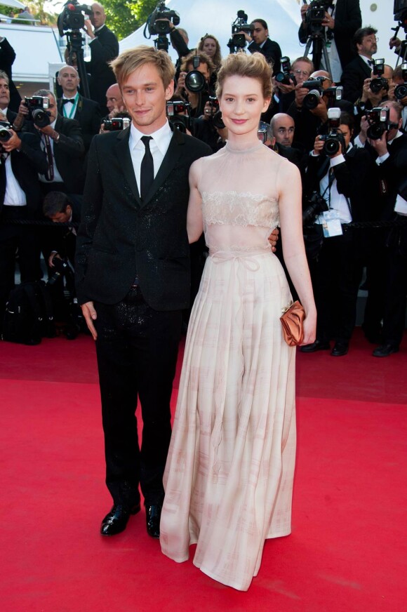 Henry Hopper et Mia Wasikowska lors de la montée des marches de The Tree of Life, dans le cadre du 64e Festival de Cannes, le 16 mai 2011.