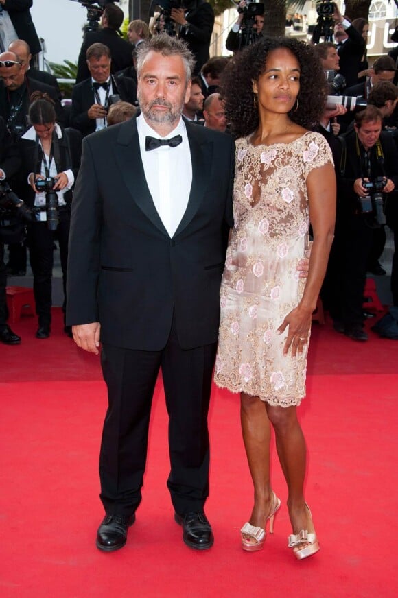 Luc Besson et Virginie Silla lors de la montée des marches de The Tree of Life, dans le cadre du 64e Festival de Cannes, le 16 mai 2011.