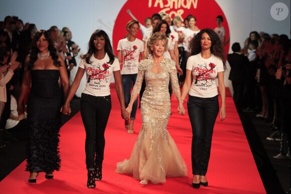 Jane Fonda, Naomi Campbell et Afef Jnifen lors du défilé Fashion for Relief organisé à Cannes le 16 mai 2011