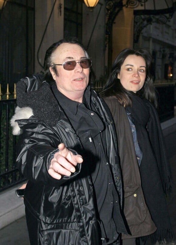 Alain Barrière et sa fille Guénaëlle, à Paris, le 1er février 2006.