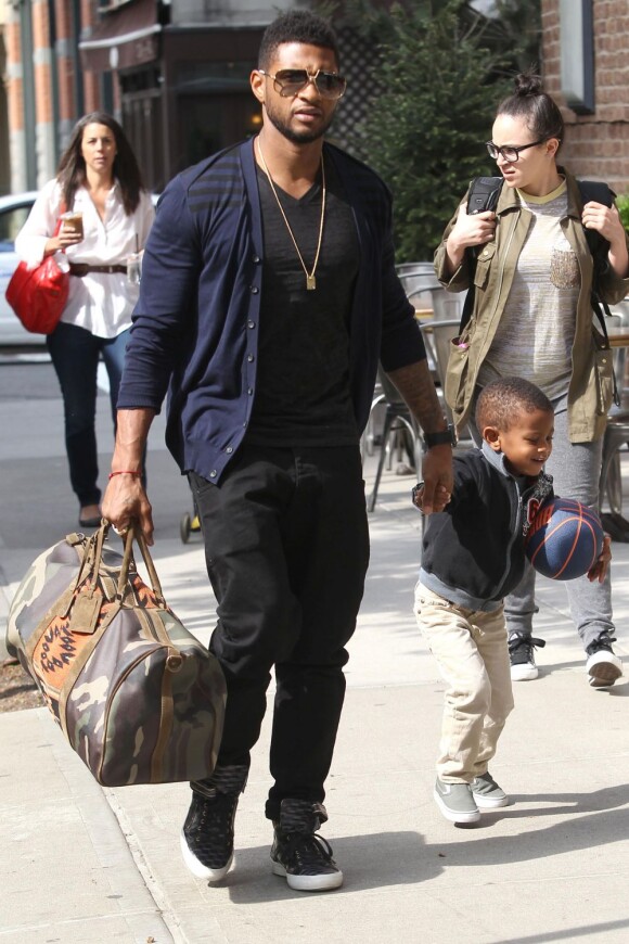 Usher et son fils Raymond V à New York le 2 mai 2011