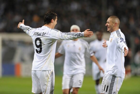 Cristiano Ronaldo et Karim Benzema (photo : le 8 décembre 2009 à Marseille) ont assuré le spectacle lors d'une rencontre caritative opposant le Real Madrid à une sélection du Real Murcie, le 18 mai 2011 à Murcie, au profit des victimes du séisme survenu le 11 mai dans la région.