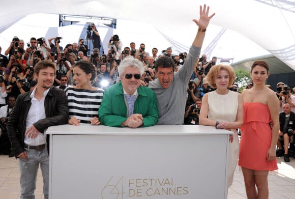 Jan Cornet, Elena Anaya , Pedro Almodovar, Antonio Banderas, Marisa Paredes et Blanca Suarez  lors du photocall du film La Piel que Habito au festival de Cannes le 19 mai 2011