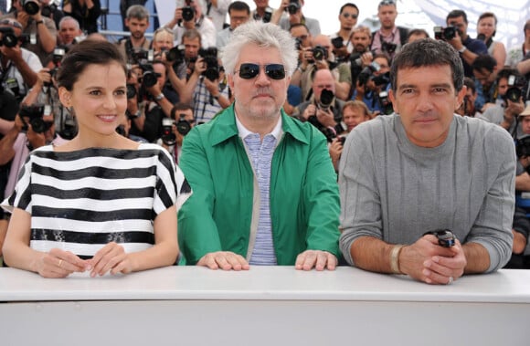 Elena Anaya, Pedro Almodovar et Antonio Banderas lors du photocall du film La Piel que Habito au festival de Cannes le 19 mai 2011