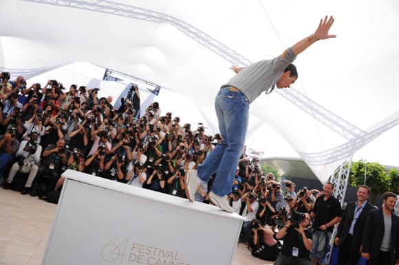 Antonio Banderas, superexcité, lors du photocall du film La Piel que Habito au festival de Cannes le 19 mai 2011