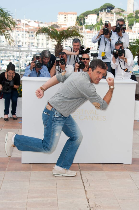 Antonio Banderas, survolté, lors du photocall du film La Piel que Habito au festival de Cannes le 19 mai 2011