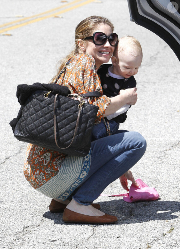 Rebecca Gayheart et sa fille Billie sont trop craquantes ! Los Angeles, 19 mai 2011