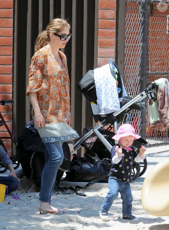 Rebecca Gayheart est aux petits soin avec sa fille ! Los Angeles, 19 mai 2011