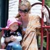 Rebecca Gayheart et sa fille Billie s'amusent dans un parc de Los Angeles, mercredi 19 mai 2011