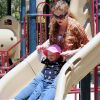 Rebecca Gayheart et sa fille Billie s'amusent dans un parc de Los Angeles, mercredi 19 mai 2011