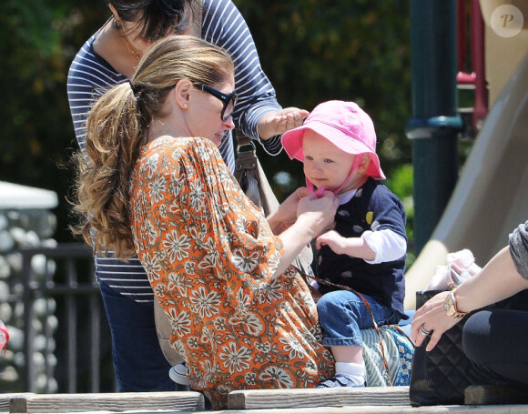 Rebecca Gayheart passe presque tout son temps avec sa poupée. Los Angeles, 19 mai 2011