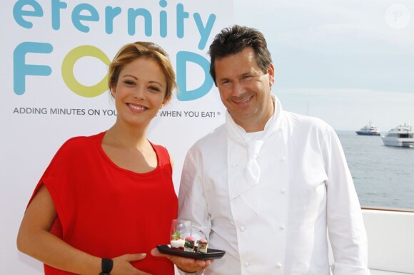Dounia Coesens lors du lancement du concept culinaire Eternity Food, par le grand Chef Christophe Leroy et son assocé Didier Audebert. 18 mai 2011