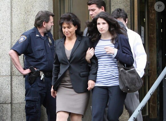 Anne Sinclair et Camille la fille de DSK sortent du tribunal, heureuses ! le 19 mai 2012