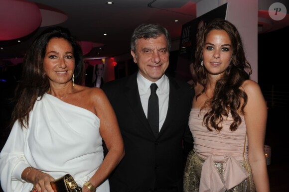 Sidney Toledano, son épouse et Anouchka Delon à la soirée Elle et Dior le 20 mai 2011 à L'Eden Roc