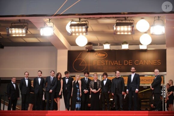 L'équipe du film lors de la montée des marches pour la clôture du festival de Cannes et la présentation des Bien-aimés le 22 mai 2011