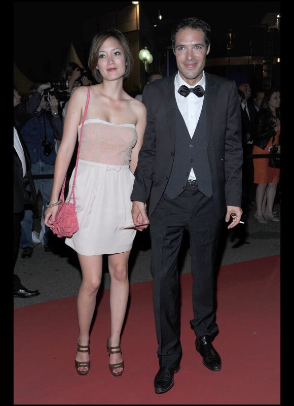 Nicolas Bedos et sa compagne Pom Klementieff après la cérémonie de clôture du festival de Cannes et la remise des prix le 22 mai 2011