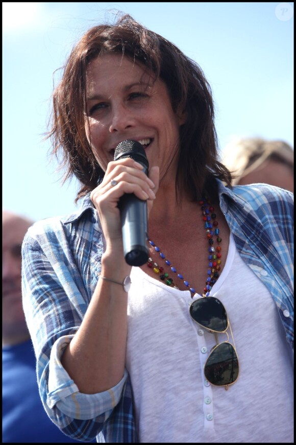 Astrid Veillon anime les Boucles du Coeur, le 22 mai 2011, à l'Hippodrome de Longchamp. L'événement était organisé au profit de SOS Villages d'Enfants.