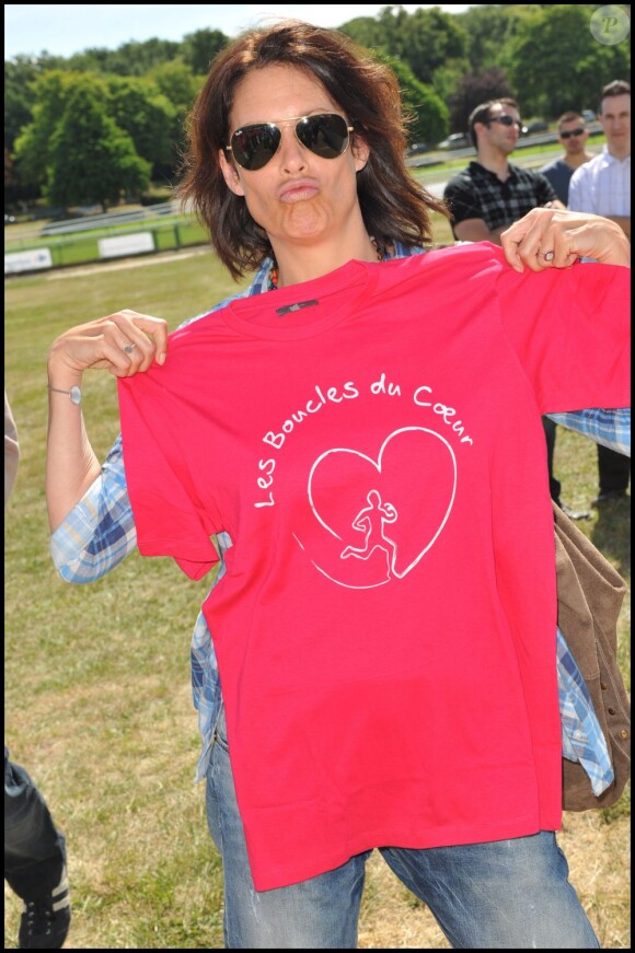 Astrid Veillon participe aux Boucles du Coeur, le 22 mai 2011, à l'Hippodrome de Longchamp. L'événement était organisé au profit de SOS Villages d'Enfants.