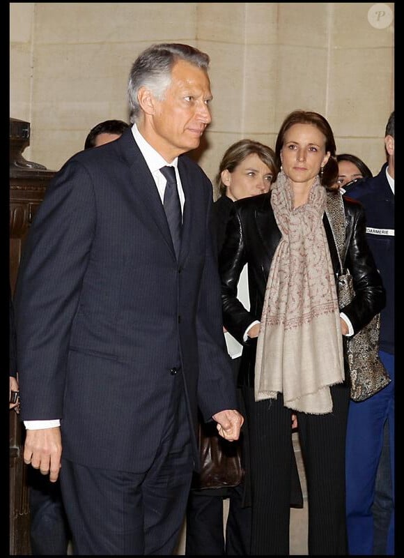 Dominique de Villepin et son épouse Marie-Laure de Villepin en janvier 2010 à la sortie de la 11e chambre du Tribunal correctionnel de Paris dans le cadre de l'affaire Clearstream
