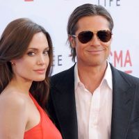 Angelina Jolie sublime en rouge aux côtés d'un Brad Pitt rajeuni !