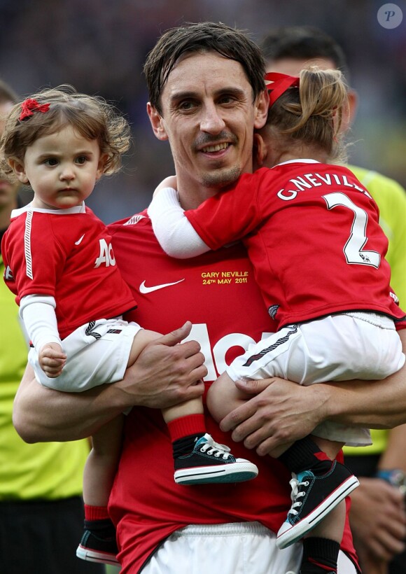 Lors de son jubilé à Manchester le 24 mai 2011, Gary Neville s'est montré souriant avant le match, ses enfants dans les bras.