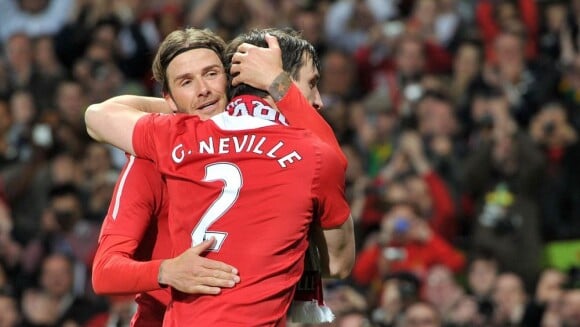 David Beckham prend son meilleur ami Gary Neville dans ses bras lors du jubilé de ce dernier à Manchester le 24 mai 2011
