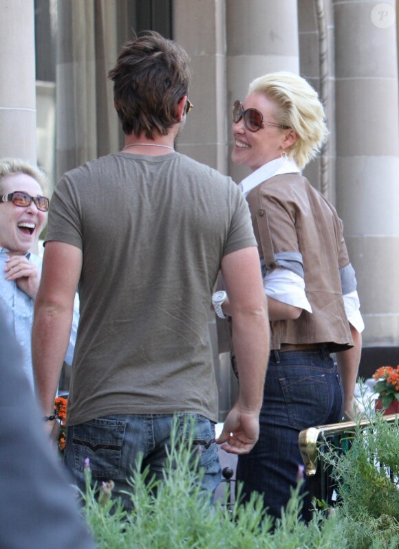 Katherine Heigl déjeune avec son mari Josh Kelley et sa mère Nancy, à Los Angeles le 25 mai 2011