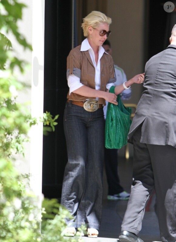 Katherine Heigl déjeune avec son mari Josh Kelley et sa mère Nancy, à Los Angeles le 25 mai 2011 : non à la ceinture buffle !