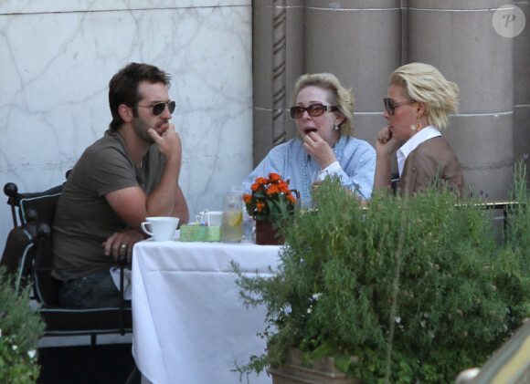 Katherine Heigl déjeune avec son mari Josh Kelley et sa mère Nancy, à Los Angeles le 25 mai 2011, moment agréable en famille
