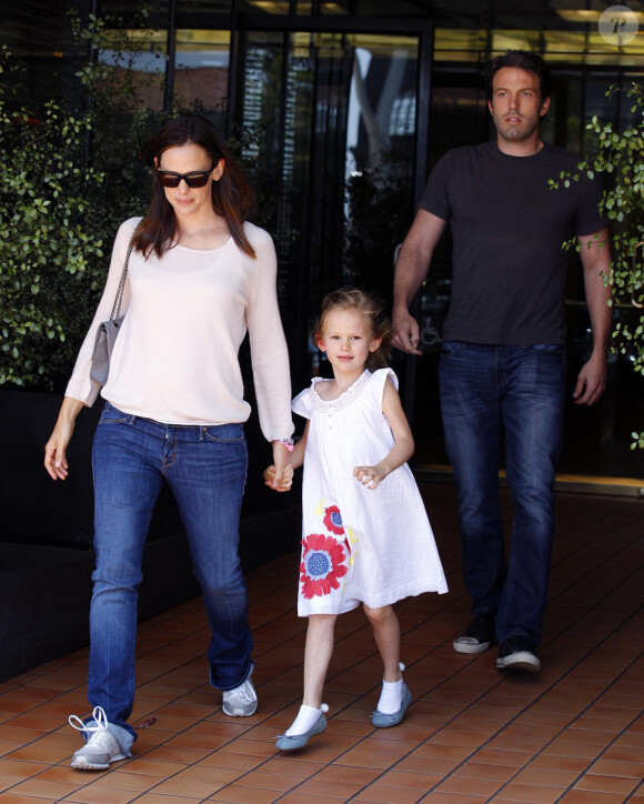 Jennifer Garner et Ben Affleck, avec leur fille Violet, ont déjeuné dans le restaurant Toscana le 26 mai 2011 à Brentwood (Los Angeles)