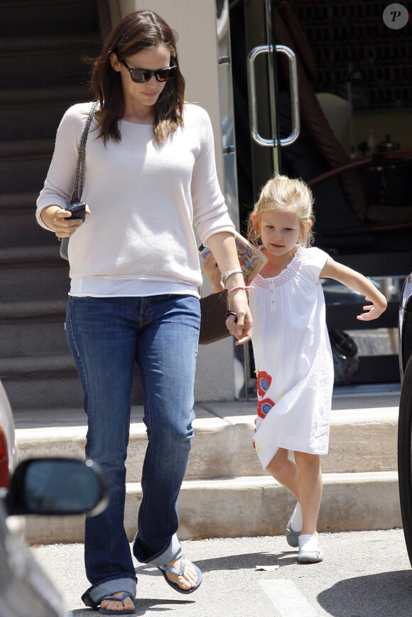 Jennifer Garner et Ben Affleck, avec leur fille Violet, ont déjeuné dans le restaurant Toscana le 26 mai 2011 à Brentwood (Los Angeles) : Violet la coquine !