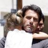 Jennifer Garner et Ben Affleck, avec leur fille Violet, ont déjeuné dans le restaurant Toscana le 26 mai 2011 à Brentwood (Los Angeles) : Protégée dans les bras de papa