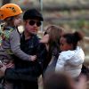 Angelina Jolie porte sa fillette Zahara, aujourd'hui 7 ans, et Brad Pitt porte la petite Shiloh Nouvel, 5 ans. Budapest, 5 novembre 2010