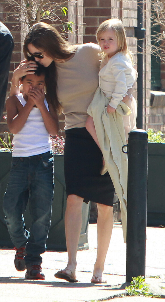 Angelina Jolie avec la petite Vivienne et son fils adoptif, Maddox, bientôt 10 ans. Nouvelle Orléans, 21 mars 2011 