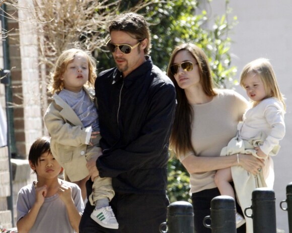 Angelina Jolie et Brad Pitt avec leurs jumeaux Vivienne et Knox, bientôt 3 ans ainsi que Pax, 7 ans. Nouvelle Orléans, 21 mars 2011 