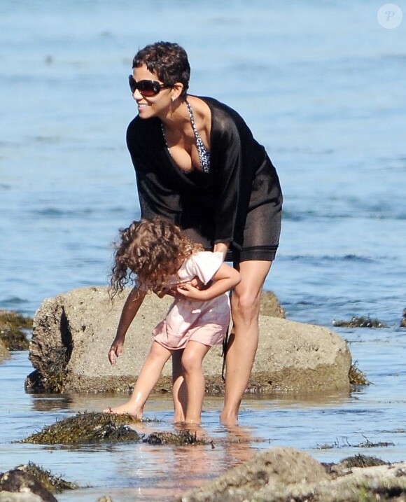 Halle Berry et sa petite chipie Nahla. Malibu, 1er avril 2011